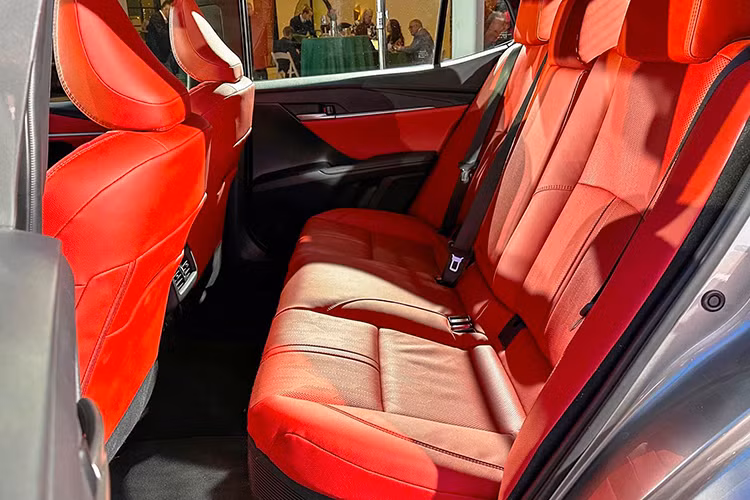 Thông số cụ thể của Toyota Camry 2025 vẫn chưa được tiết lộ nhưng hãng khẳng định hệ thống hybrid đã được tinh chỉnh để hạn chế nhược điểm về tiếng ồn khi máy hoạt động ở dải vòng tua thấp. Bên cạnh đó, Toyota cũng xác nhận động cơ V6 đã bị loại bỏ trên Camry 2025, điều này đã được dự đoán từ trước bởi những khối động cơ dung tích lớn đã dần mất đi chỗ đứng.