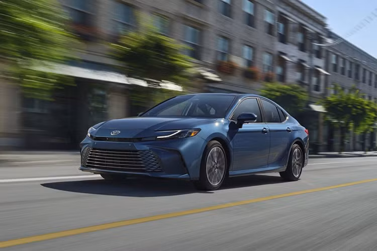 Bên cạnh đó, các phiên bản XLE và XSE còn được bổ sung gói tùy chọn Premium Plus với các tính năng nâng cao như hỗ trợ kẹt xe, cảnh báo phương tiện cắt ngang phía trước, hỗ trợ chuyển làn, màn hình quan sát toàn cảnh, hỗ trợ đỗ xe phía trước/sau và phanh tự động.