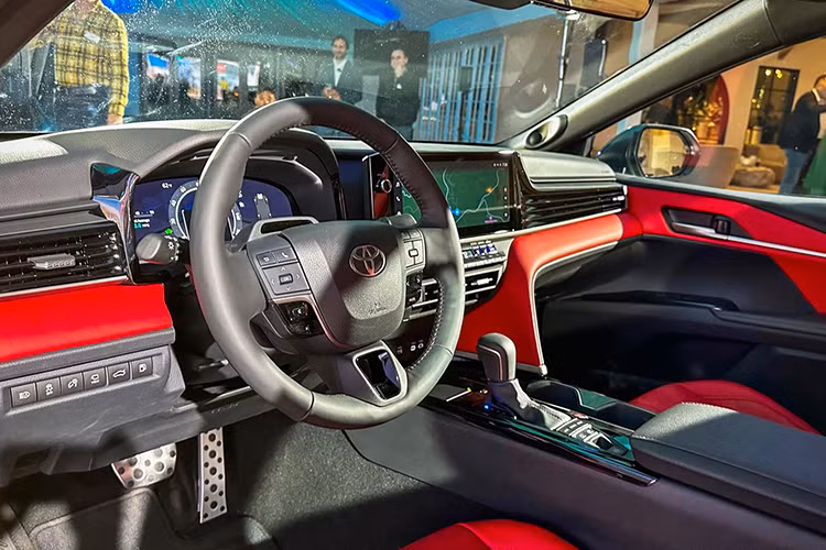 Động cơ hybrid trên Toyota Camry 2025 bao gồm động cơ xăng 2.5L 4 xi-lanh thẳng hàng (công suất 225 mã lực trên phiên bản dẫn động cầu trước và 232 mã lực trên bản dẫn động bốn bánh) kết hợp với hai mô tơ điện.