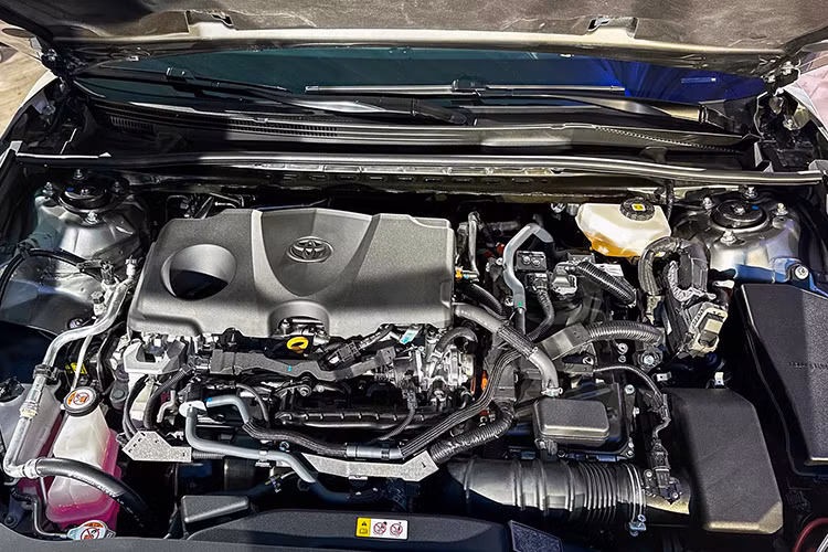 Một bộ phận khách hàng cho rằng Camry mới quá giống các mẫu xe Toyota ra mắt gần đây và thiếu đi nét đặc trưng. Trên thực tế, không thể phủ nhận ngoại hình mẫu sedan cỡ D này học hỏi nhiều từ Crown, nhất là ở khu vực đầu xe. Điều đó được thể hiện khá rõ ở kiểu dáng đèn pha hình cá mập đầu búa và lưới tản nhiệt của hai mẫu xe này.