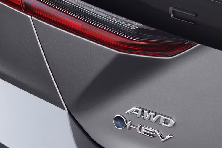 Dù là một hãng xe tương đối bảo thủ nhưng thời gian gần đây các kế hoạch điện hóa của Toyota dần trở nên rõ ràng hơn và điều này được thể hiện rất rõ ở Camry thế hệ mới. Theo đó, mẫu sedan này được trang bị hệ truyền động hybrid trên mọi phiên bản.