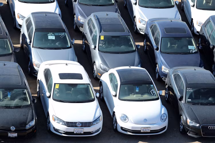 Được biết, ngoài bãi trữ xe ở Victorvill - tập đoàn ôtô Volkswagen cũng có nhiều bãi trữ xe khác tại nhiều bang của Mỹ để "tạm đỗ" những chiếc xe bị thu hồi, như một sân vận động đã thôi sử dụng tại Detroit hay một nhà máy giầy cũ tại Minnesota.