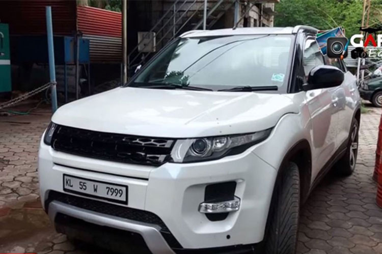 Với mức giá không dưới 42.000 USD (tương đương khoảng 975 triệu đồng) dành cho một mẫu Land Rover Range Rover Evoque 2018 tại thị trường Ấn Độ, mẫu xe SUV hạng sang của Anh Quốc tất nhiên quá đắt đỏ với nhiều người. Chưa kể các chi phí sử dụng và bảo dưỡng cao khiến việc sở hữu mẫu xe này gây khó cho những người co thu nhập trung bình.