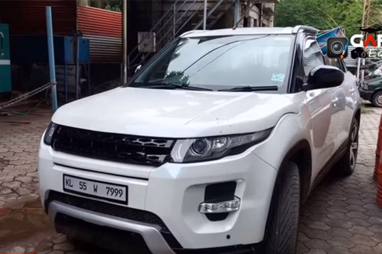 Với mức giá không dưới 42.000 USD (tương đương khoảng 975 triệu đồng) dành cho một mẫu Land Rover Range Rover Evoque 2018 tại thị trường Ấn Độ, mẫu xe SUV hạng sang của Anh Quốc tất nhiên quá đắt đỏ với nhiều người. Chưa kể các chi phí sử dụng và bảo dưỡng cao khiến việc sở hữu mẫu xe này gây khó cho những người co thu nhập trung bình.