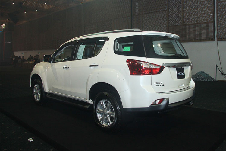 Trong tháng 4/2018 vừa qua, Ford tại Việt Nam cũng đã báo cáo doanh số bán ra ở phân khúc SUV 7 chỗ nhưng hãng đã gộp 2 dòng xe Everest và Explorer làm một với doanh số 44 chiếc, vì thế chưa rõ Ford Everest có doanh số bán ra bao nhiêu chiếc trong tháng vừa qua - Everest và Explorer cũng là 2 mẫu xe bị ảnh hưởng bởi Nghị Định 116.