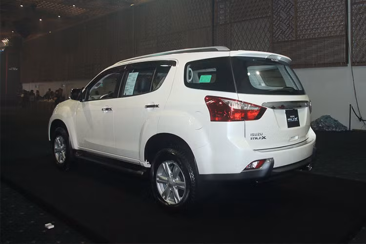 Trong tháng 4/2018 vừa qua, Ford tại Việt Nam cũng đã báo cáo doanh số bán ra ở phân khúc SUV 7 chỗ nhưng hãng đã gộp 2 dòng xe Everest và Explorer làm một với doanh số 44 chiếc, vì thế chưa rõ Ford Everest có doanh số bán ra bao nhiêu chiếc trong tháng vừa qua - Everest và Explorer cũng là 2 mẫu xe bị ảnh hưởng bởi Nghị Định 116.