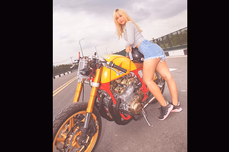 Honda CB750F được trang bị cỗ máy 4 xy-lanh thẳng hàng cực kì cơ bắp. Yếu tố này giúp cho việc tạo dáng cafe racer trông hầm hố và dữ dằn hơn rất nhiều. Phía trước xe, những người thợ sử dụng giảm xóc Upside down đường kính 43mm của Super Bike YZF-R1 đi cùng cặp phanh Tokico Nhật Bản và đĩa thắng kép Galfer chịu nhiệt.