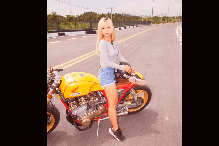 Honda CB750F là mẫu naked-bike có tuổi đời rất cao nhưng là nguồn cảm hứng cho nhiều biker hướng về thú chơi độ cafe racer. Ở chiếc xế độ trong bài thuộc đời 1981 ngoài việc đi theo phong cách cafe racer cổ điển, nó còn được tinh chỉnh cực kỳ hầm hố và nổi bật.