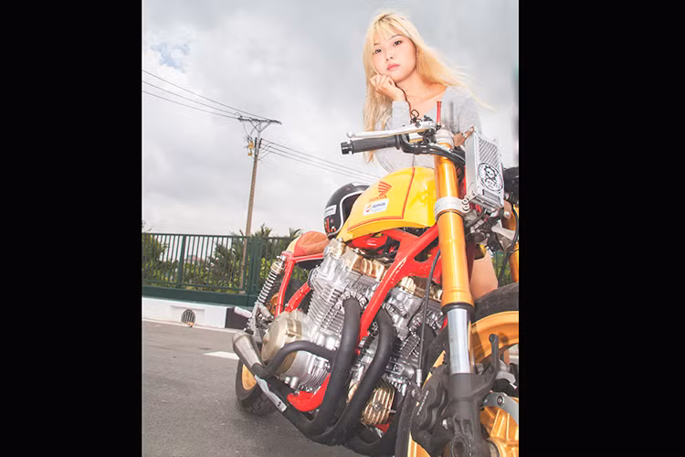 Bình xăng xe được thiết kế lại thon gọn, dài và bằng phẳng về phía sau, nối liền với yên chính dạng gù một người lái đúng chất retro cổ điển. Phần yên được bọc da nâu đỏ với những đường chỉ nổi sang trọng như trên các dòng BMW Econic, đặc biệt chi tiết da được làm hoàn toàn bằng tay bởi người thợ độ Việt Nam.