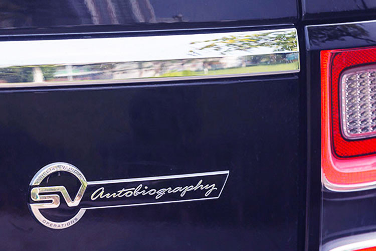 Như vậy, trong tay của Minh Nhựa giờ có ít nhất 3 chiếc xe SUV đó chính là Mercedes-AMG G63 Edition One, Range Rover SVAutobiography biển cặp thần tài và cuối cùng là SUV siêu sang Rolls-Royce Cullinan mua hơn 2 năm nhưng vẫn không thể đăng ký được biển số. 