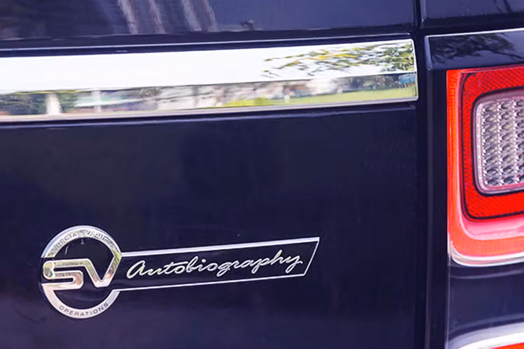 Như vậy, trong tay của Minh Nhựa giờ có ít nhất 3 chiếc xe SUV đó chính là Mercedes-AMG G63 Edition One, Range Rover SVAutobiography biển cặp thần tài và cuối cùng là SUV siêu sang Rolls-Royce Cullinan mua hơn 2 năm nhưng vẫn không thể đăng ký được biển số. 