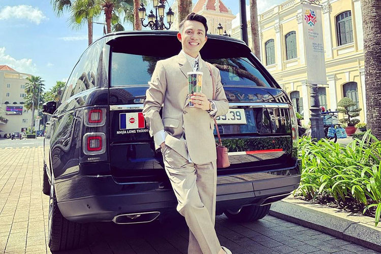 Việc Minh Nhựa tậu Range Rover SVAutobiography biển khủng này đã gây bất ngờ cho nhiều người, trước đó, Minh Nhựa từng trải nghiệm 2 chiếc xe Range Rover Autobiography khác nhau nhưng xe mới tậu lại đặc biệt vì thuộc bản Range Rover SVAutobiography siêu đắt đỏ, có giá lăn bánh trên 20 tỷ đồng lúc mới về nước.