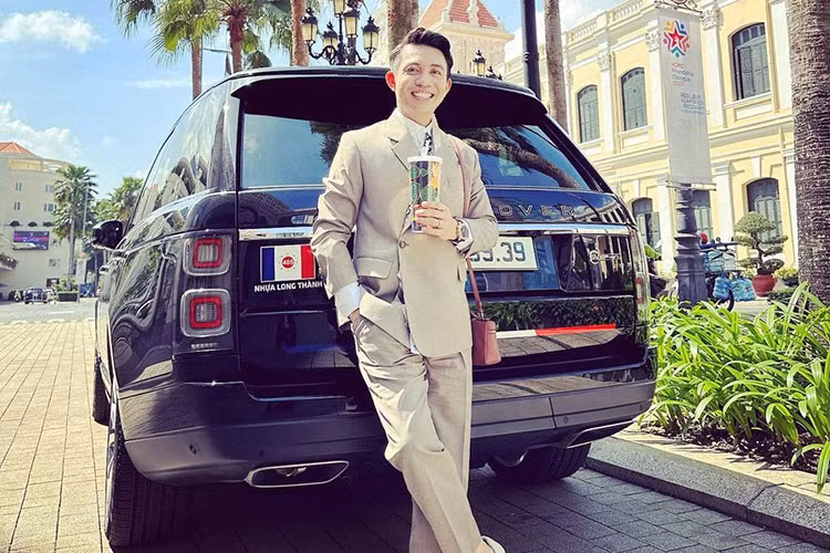 Việc Minh Nhựa tậu Range Rover SVAutobiography biển khủng này đã gây bất ngờ cho nhiều người, trước đó, Minh Nhựa từng trải nghiệm 2 chiếc xe Range Rover Autobiography khác nhau nhưng xe mới tậu lại đặc biệt vì thuộc bản Range Rover SVAutobiography siêu đắt đỏ, có giá lăn bánh trên 20 tỷ đồng lúc mới về nước.