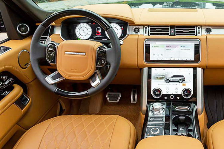 Hình ảnh mới nhất của chiếc SUV hạng sang Range Rover SVAutobiography do Minh Nhựa chia sẻ cho thấy xe được được dán phần nắp capo với màu xanh dương, 1 trong 3 tông màu yêu thích của con trai đại gia Phạm Văn Mười, tiếp đến là cản va trước dán màu đỏ cùng logo Nhựa Long Thành ở đuôi xe.