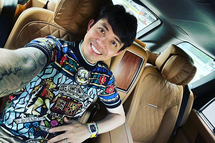 Bên trong khoang lái xe Range Rover SVAutobiography mang biển cặp thần tài nhỏ còn có các trang bị nổi bật như hệ thống giải trí InControl Touch Pro Duo sử dụng 2 màn hình cảm ứng 10 inch trên bảng điều khiển trung tâm. Hàng ghế sau có thêm 2 màn hình giải trí, đồng hồ Zenith, bàn làm việc và hộc đựng đồ lớn khá tiện ích.