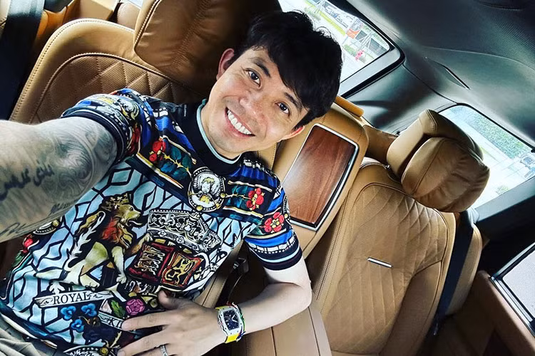 Bên trong khoang lái xe Range Rover SVAutobiography mang biển cặp thần tài nhỏ còn có các trang bị nổi bật như hệ thống giải trí InControl Touch Pro Duo sử dụng 2 màn hình cảm ứng 10 inch trên bảng điều khiển trung tâm. Hàng ghế sau có thêm 2 màn hình giải trí, đồng hồ Zenith, bàn làm việc và hộc đựng đồ lớn khá tiện ích.