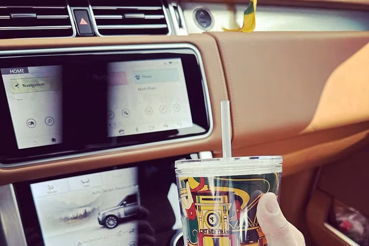 Range Rover SVAutobiography không phải là chiếc xe hiếm hoi vào bộ sưu tập xe của đại gia ngannhf nhựa, trước đó Minh Nhựa đã mua Audi A8L 2022 nhưng bán lại chưa đầy 2 tháng sở hữu, tiếp đến là xe sang Mercedes-Benz S450L Luxury 2022, siêu xe Mercedes-AMG GTR Pro nhưng đã sang tay khi xe vừa về nước và còn đó tin đồn về việc Minh Nhựa đã đặt cọc mua xe McLaren Elva.