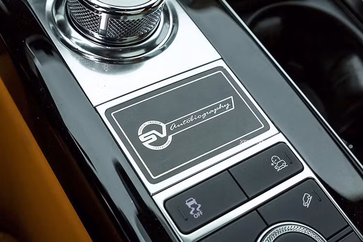 So với bản cũ, thiết kế của Range Rover SVAutobiography của Minh Nhựa có sự khác biệt ở đèn pha Full LED, đèn hậu cũng được thiết kế lại. Khá đáng tiếc là dòng xe Range Rover SVAutobiography sử dụng ống xả vuông vức thay cho cặp ống xả tròn ở đời cũ và logo SVAutobiography trên xe cũng có một số khác biệt.