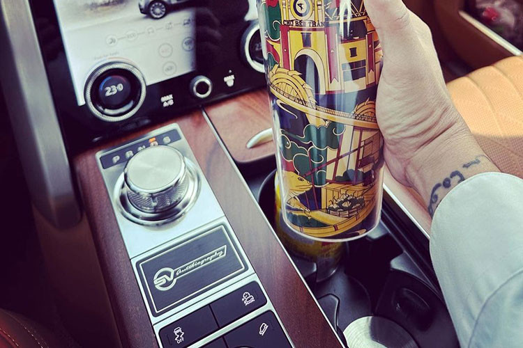 Thông tin chúng tôi tìm hiểu có được, chiếc SUV hạng sang Range Rover SVAutobiography Minh Nhựa khoe hàng sở hữu biển số "thần tài (51H - 939.39)" dễ nhớ bởi cặp 39 này từng thuộc sở hữu của 1 doanh nhân 8x Sài thành, anh là 1 trong những nhà sưu tập siêu xe khá khủng tại Việt Nam và rất mê biển thần tài 39-79.