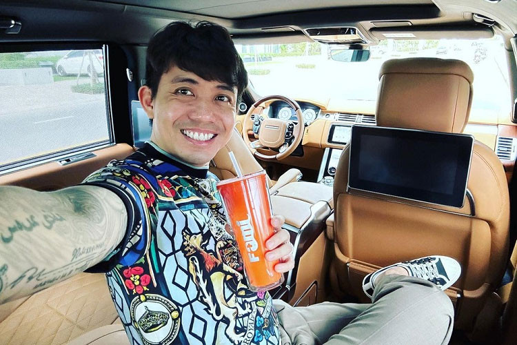 SUV hạng sang Range Rover SVAutobiography mới được Minh Nhựa mua lại ngoài việc sở hữu biển đẹp thần tài nhỏ còn được trang bị khối động cơ "khủng" V8, dung tích 5.0 lít, siêu nạp, sản sinh ra công suất tối đa 565 mã lực và mô-men xoắn cực đại lên đến 700 Nm.