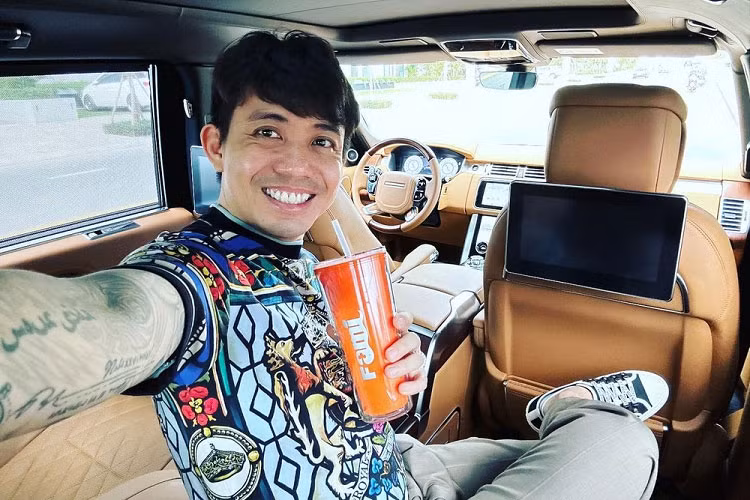 SUV hạng sang Range Rover SVAutobiography mới được Minh Nhựa mua lại ngoài việc sở hữu biển đẹp thần tài nhỏ còn được trang bị khối động cơ "khủng" V8, dung tích 5.0 lít, siêu nạp, sản sinh ra công suất tối đa 565 mã lực và mô-men xoắn cực đại lên đến 700 Nm.