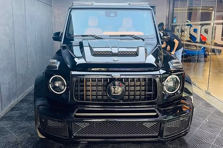 Ngày 23/7, Công an TPHCM cho biết, liên quan vụ án cò siêu xe Phan Công Khanh cùng đồng bọn “Lừa đảo chiếm đoạt tài sản" và Lạm dụng tín nhiệm chiếm đoạt tài sản”. Quá trình điều tra mở rộng, Cơ quan điều tra còn tiếp nhận đơn của anh P (ngụ tỉnh Kiên Giang) tố cáo Phan Công Khanh ngoài việc lừa cầm cố chiếc McLaren còn bị tố cáo bán xe Brabus 800 khách ký gửi ở showroom.