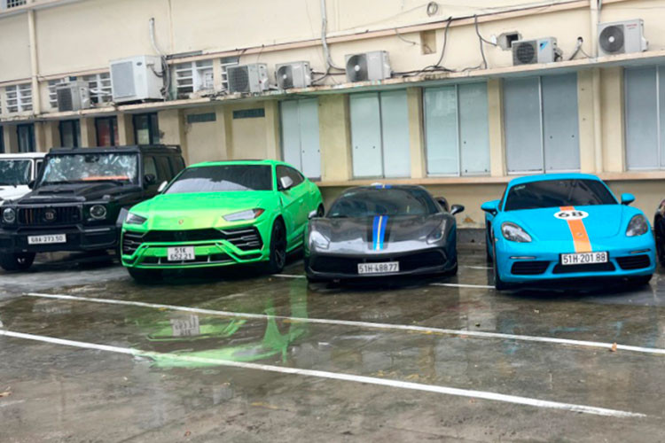 Cơ quan điều tra cũng tiếp nhận trình báo của anh K (ngụ TPHCM) về việc Khanh còn nợ tiền mua hoa tặng cho khách hàng khi mua xe, với số tiền hơn 100 triệu đồng; và chị B (ngụ Hà Nội) trình báo về việc Khanh còn nợ tiền thuê xe cẩu xe 25 triệu đồng và nợ tiền nhôm kính sửa chữa, xây dựng Showroom để khai trương.