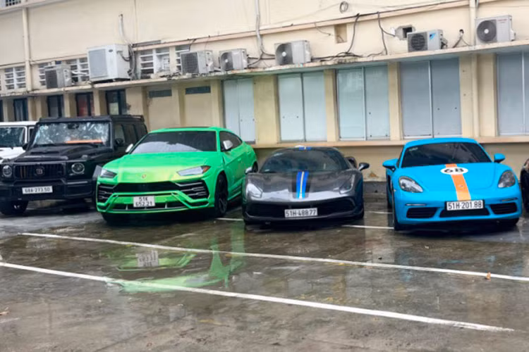 Cơ quan điều tra cũng tiếp nhận trình báo của anh K (ngụ TPHCM) về việc Khanh còn nợ tiền mua hoa tặng cho khách hàng khi mua xe, với số tiền hơn 100 triệu đồng; và chị B (ngụ Hà Nội) trình báo về việc Khanh còn nợ tiền thuê xe cẩu xe 25 triệu đồng và nợ tiền nhôm kính sửa chữa, xây dựng Showroom để khai trương.