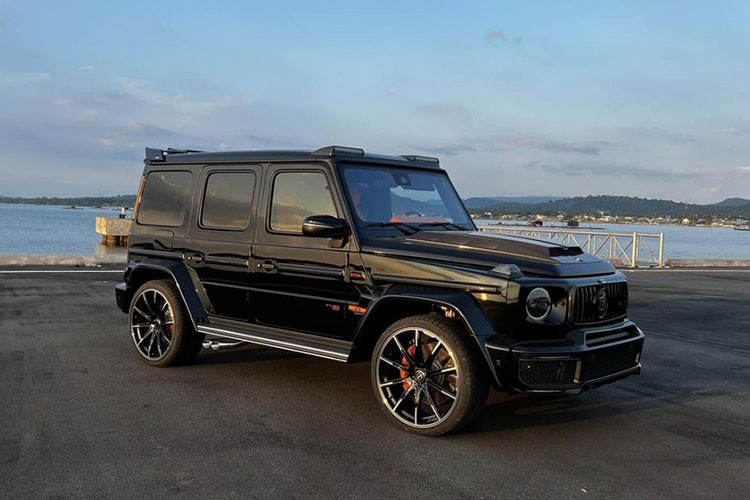 Tại Việt Nam, Mercedes-AMG G63 độ Brabus nhập nguyên chiếc hoặc đặt mua từ Brabus khá hiếm bởi mức giá rất cao. Hiện một chiếc Brabus 800 Widestar có giá bán khoảng 430.000 Euro tại thị trường Đức (khoảng 11 tỷ đồng – gấp đôi so với giá bán Lamborghini Urus). Như vậy, mức giá sau thuế của xe về Việt Nam không dưới 30 tỷ đồng (giá G63 AMG sau thuế gấp hơn 3 lần trước thuế).
