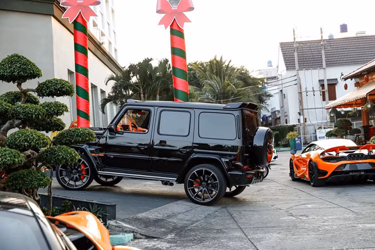 Những thông số ấn tượng ở động cơ cũng giúp Brabus 800 Widestar rút ngắn thời gian tăng tốc từ vị trí xuất phát lên 100 km/h chỉ trong vòng 4,1 giây. Vận tốc tối đa vẫn là 240 km/h do bị khóa tua điện tử. Hộp số đi kèm là loại 9 cấp, được nâng cấp lẫy chuyển số trên vô lăng bằng nhôm mang tên Brabus Race.