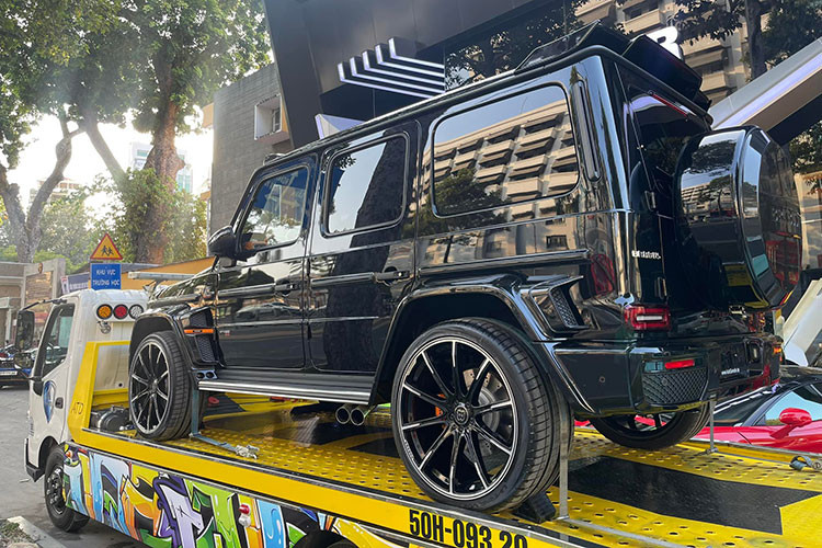 Sau đó đến ngày 13/6/2023, Phan Công Khanh cùng đồng bọn bán chiếc xe Brabus 800 cho anh P.H.L (ngụ TPHCM) đề chiếm đoạt số tiền 24,5 tỷ đồng. Brabus 800 là mẫu xe SUV hàng hiếm tại Việt Nam dựa trên Mercedes AMG G63, được "độ" bởi hãng Brabus - Đức.