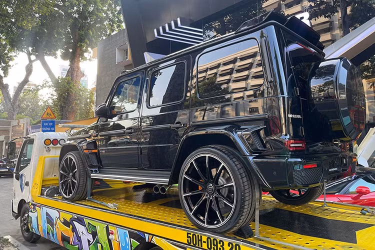 Sau đó đến ngày 13/6/2023, Phan Công Khanh cùng đồng bọn bán chiếc xe Brabus 800 cho anh P.H.L (ngụ TPHCM) đề chiếm đoạt số tiền 24,5 tỷ đồng. Brabus 800 là mẫu xe SUV hàng hiếm tại Việt Nam dựa trên Mercedes AMG G63, được "độ" bởi hãng Brabus - Đức.
