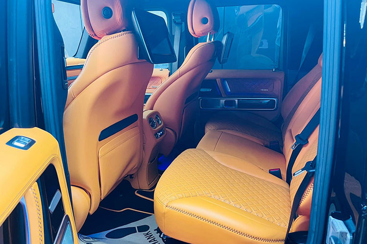 Bên trong khoang lái của chiếc SUV hạng sang Brabus 800 Widestar mới về Phú Quốc định cư có nội y bọc da màu cam hết sức nổi bật cùng nhiều chi tiết được ốp carbon. Hàng ghế phía sau có thêm 2 màn hình giải trí lớn được gắn trên tựa đầu phía sau của hàng ghế trước. 