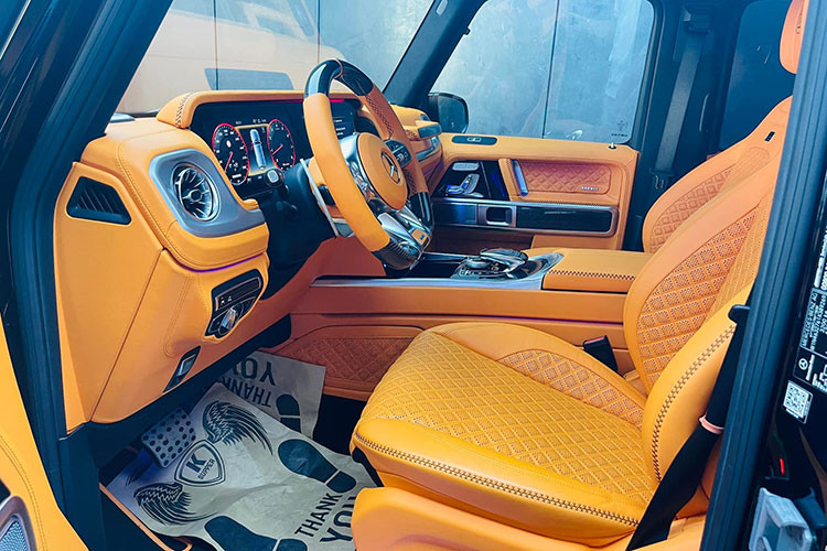 Chiếc SUV hạng sang Brabus 800 Widestar này được anh tại Phú Quốc mua về vào tháng 2/2022, xe sở hữu màu sơn đen bóng kết hợp với các điểm nhấn bao gồm hốc gió trước được làm lại với các khe gió mở rộng và tích hợp thêm dải đèn LED, xe có thêm trang bị 2 đèn LED công suất lớn gắn trên nóc xe...