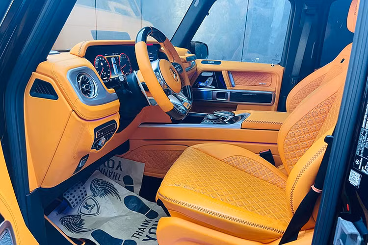 Chiếc SUV hạng sang Brabus 800 Widestar này được anh tại Phú Quốc mua về vào tháng 2/2022, xe sở hữu màu sơn đen bóng kết hợp với các điểm nhấn bao gồm hốc gió trước được làm lại với các khe gió mở rộng và tích hợp thêm dải đèn LED, xe có thêm trang bị 2 đèn LED công suất lớn gắn trên nóc xe...