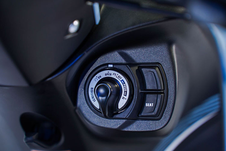 Phiên bản Yamaha Janus 2022 đặc biệt và giới hạn được trang bị hệ thống chìa khóa thông minh (Smart Key) với núm xoay giúp định vị xe, mở/tắt khóa điện, mở/khóa cổ xe, mở yên xe.