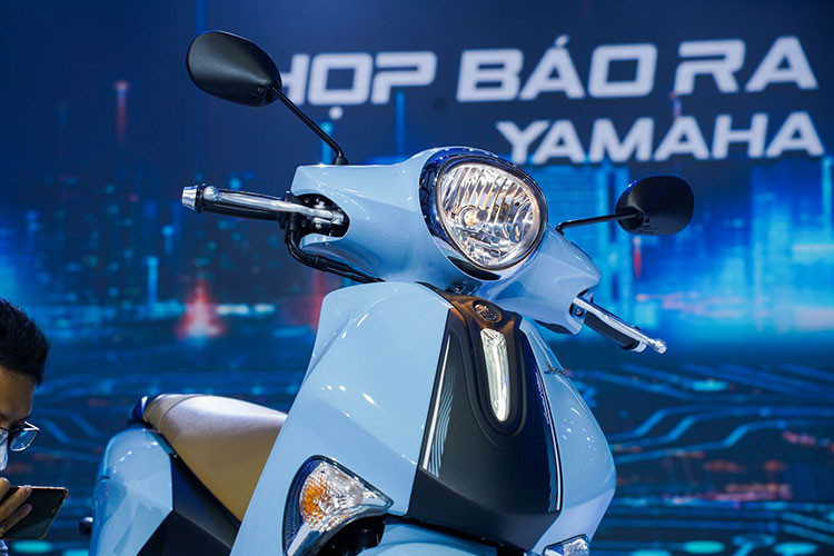 Dải đèn LED định vị được tinh chỉnh cùng điểm nhấn là logo Yamaha 3D làm bật lên chữ “i” (Tôi) trong đặc trưng thiết kế “i (Tôi) &amp; U (Bạn)” của Janus. Cụm đèn trước gây ấn tượng nhờ thiết kế viền kim loại sáng bóng, bao quanh dải đèn chính. Kết hợp cùng hai dải đèn xi nhan sử dụng công nghệ LED tạo nên phong cách cá tính.