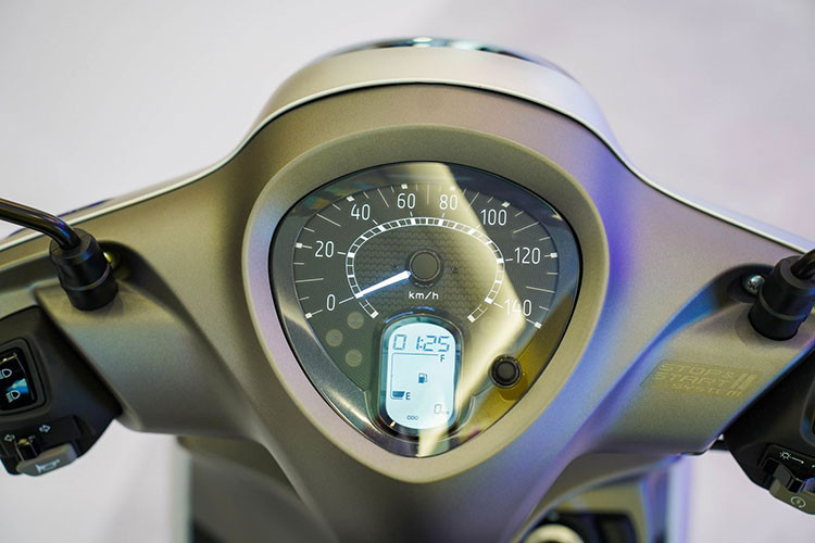 Màn hình hiển thị LCD trên chiếc xe ga cá tính này mang thiết kế tối giản cùng phông chữ hiện đại, giúp người dùng theo dõi các thông số trong mọi điều kiện ánh sáng.