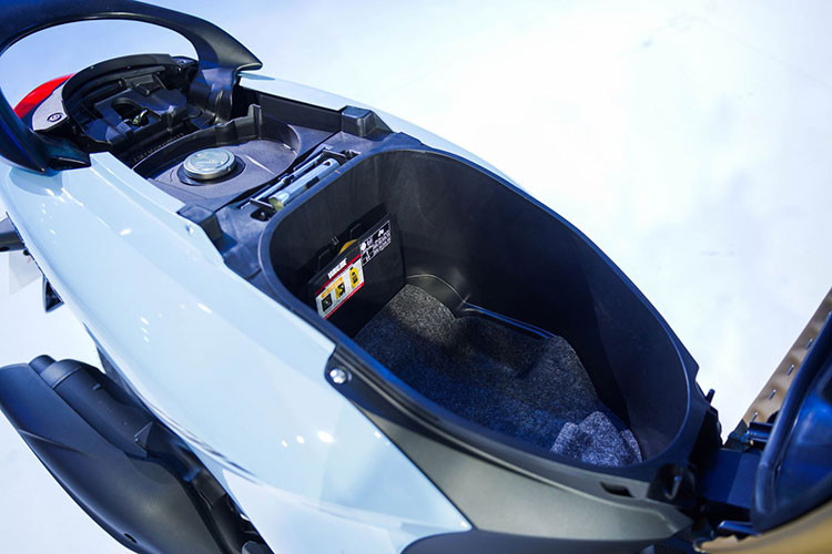 Hộc chứa đồ có dung tích 14 lít, đủ lớn để chứa được 02 mũ bảo hiểm nửa đầu và áo mưa. Bên cạnh đó, hộc chứa đồ còn có một lớp cách nhiệt ở đáy nhằm giảm nhiệt từ động cơ.