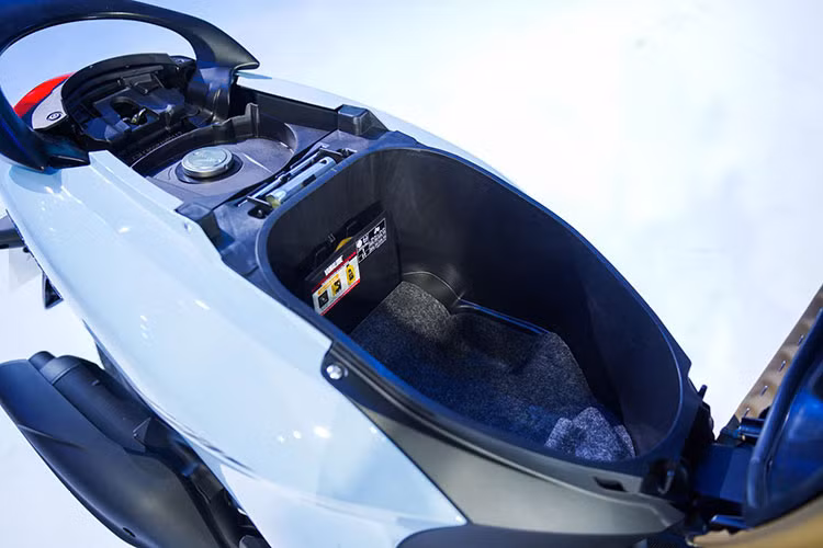 Hộc chứa đồ có dung tích 14 lít, đủ lớn để chứa được 02 mũ bảo hiểm nửa đầu và áo mưa. Bên cạnh đó, hộc chứa đồ còn có một lớp cách nhiệt ở đáy nhằm giảm nhiệt từ động cơ.