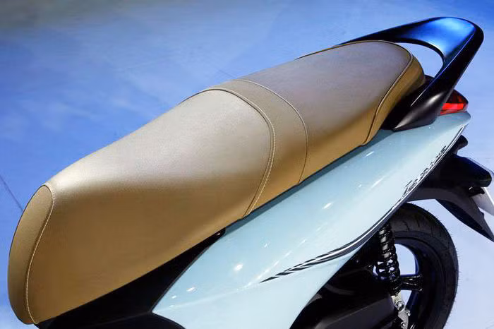 Kích thước của Yamaha Janus 2022 lần lượt là 1.850x705x1.120 mm, khoảng cách giữa 2 trục bánh xe 1.260 mm, trọng lượng ướt 99 kg. Độ cao yên xe 769 mm, khoảng sáng gầm 135 mm.