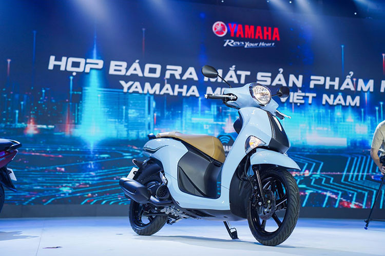 Kể từ khi ra mắt lần đầu tiên vào năm 2016, mẫu xe tay ga Yamaha Janus đã nhanh chóng thu hút nhóm khách hàng trẻ tuổi, đặc biệt là các bạn nữ. Thiết kế Janus phiên bản hoàn toàn mới 2022 lấy cảm hứng từ hình ảnh cô nàng gen Z trong chiếc áo choàng thời thượng, thể hiện sự kết hợp hài hòa giữa nét cá tính và yếu tố trẻ trung năng động.