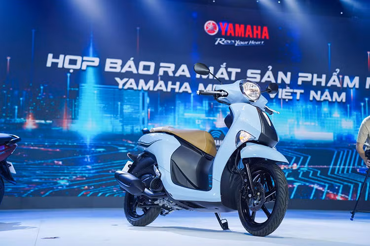 Kể từ khi ra mắt lần đầu tiên vào năm 2016, mẫu xe tay ga Yamaha Janus đã nhanh chóng thu hút nhóm khách hàng trẻ tuổi, đặc biệt là các bạn nữ. Thiết kế Janus phiên bản hoàn toàn mới 2022 lấy cảm hứng từ hình ảnh cô nàng gen Z trong chiếc áo choàng thời thượng, thể hiện sự kết hợp hài hòa giữa nét cá tính và yếu tố trẻ trung năng động.