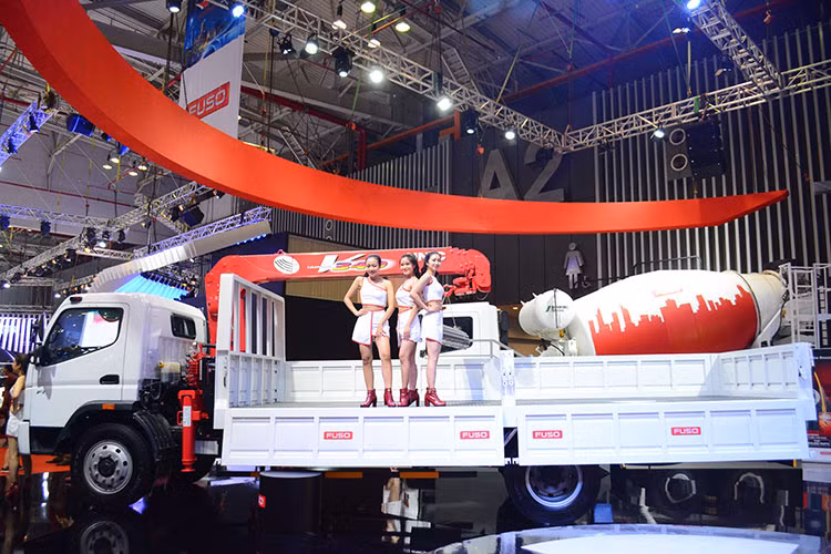  Thương hiệu ôtô Fuso tại Triển lãm Ôtô Việt Nam 2017 được bố trí rộng rãi với không gian có diện tích 500m2 với chủ đề “Dẫn lối thành công” năm nay, thương hiệu xe thương mại chất lượng cao Fuso muốn mang đến thông điệp về sự cam kết đồng hành cùng khách hàng đi đến những thành công thông qua hình ảnh một thành phố hiện đại, năng động.