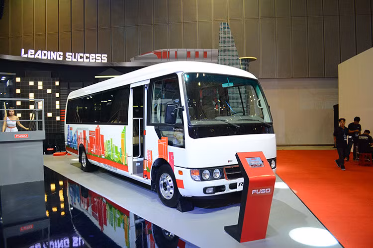 Cuối cùng là xe khách Rosa thân thiện trên mọi nẻo đường với phiên bản đặc biệt 22 chỗ, sở hữu ưu thế thân xe 7.730 mm tạo không gian nội thất rộng rãi, dễ dàng di chuyển hơn nhiều so với các đối thủ cùng phân khúc. Fuso Rosa được trang trí với chuỗi hình ảnh thân thuộc và con người mang đậm dấu ấn của đô thị Việt.