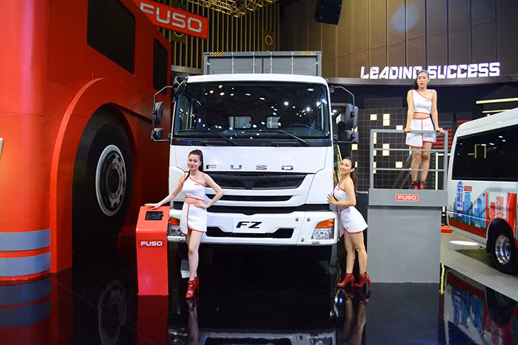 “Tân binh” tiếp theo trong triển lãm năm nay của thương hiệu xe tải đình đám này chính là mẫu xe bồn trộn FJ Mixer, mẫu xe chuyên dụng độc đáo có tổng tải trọng 24 tấn, kết hợp với bồn trộn Schwing Stetter của Đức cho công suất tối đa, hoạt động hiệu quả trên nhiều địa hình khác nhau, nhưng vẫn đảm bảo hiệu suất tiết kiệm nhiên liệu.