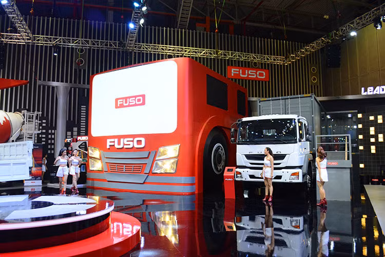 Mới đây, Fuso cũng đã tổ chức thành công chương trình “Chăm sóc xe đặc biệt - Flying Doctor Campaign” với sự tham gia của chuyên gia kỹ thuật Nhật Bản. Các kỹ thuật viên Fuso phối hợp cùng chuyên gia Nhật đã đến tận cơ sở kinh doanh của khách hàng để trực tiếp tiến hành kiểm tra bảo dưỡng xe, tư vấn cách vận hành các dòng xe tiết kiệm và an toàn...