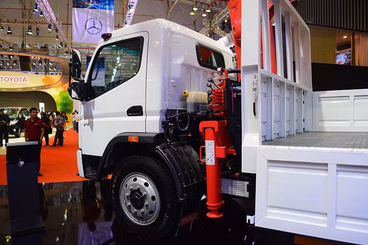 Ấn tượng và mạnh mẽ nhất trong sô các mẫu xe có mặt tại gian hàng Fuso chính là mẫu xe đầu kéo Tractor FZ 49 tấn ưu việt trên mọi hành trình kết hợp thùng container được thiết kế phá cách trở thành một không gian rộng rãi đặc biệt để đón tiếp khách hàng.