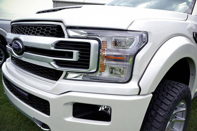 So với phiên bản tiêu chuẩn từng xuất hiện trước đây, mẫu siêu bán tải Ford F-150 Harley-Davidson 2019 có ngoại hình hầm hố hơn rất nhiều. Có được điều này là nhờ trang bị hệ thống treo DBS, giảm xóc Fox và bộ lazăng nhôm 22 inch đi kèm bộ lốp đa địa hình 35 inch.