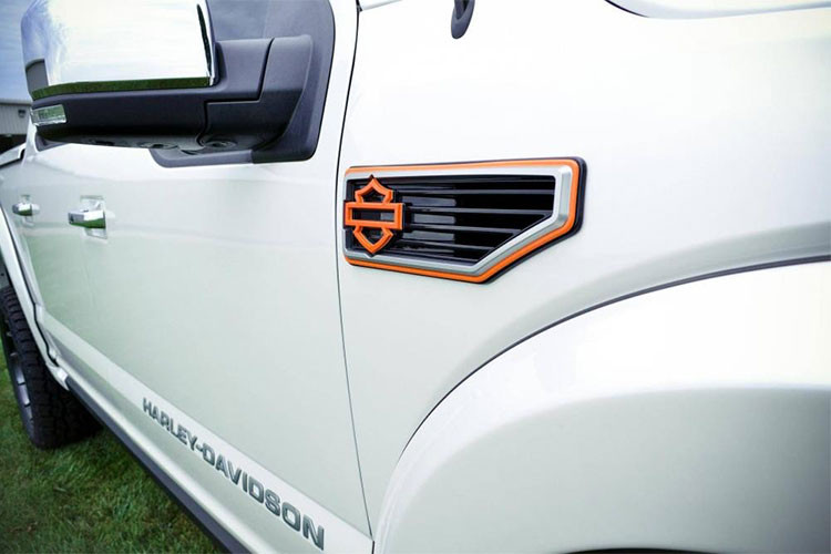 Nắp capô nguyên bản của xe được thay bằng nắp capô độ với hốc hút gió, ốp hốc bánh xe mới gồ lên cao và cứng cáp hơn, lưới tản nhiệt của xe cũng được thiết kế lại với điểm nhất là họa tiết lưới dạng tổ ong.